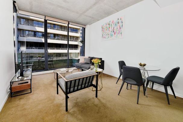 Cool 1-bedroom apartment near Flagstaff train station - Photo 1