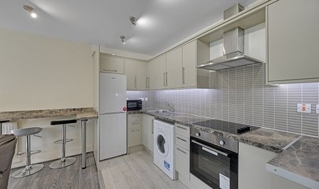 Spacious 3-Bed Ensuite Student Property with Free Parking & Large Communal Garden - Photo 5