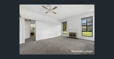 Freshly painted, new floor coverings & window furnishings - Photo 2