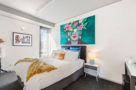 Premium Oversized Designer Apartment with Sweeping North-East Views in the Marquise Building - Photo 3