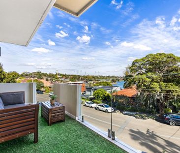 Boutique House-Like Apartment with Tranquil Bay Views and Garage - Photo 2