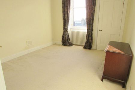 To Let 4 Bed Flat - Photo 5