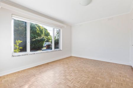 Sixties sophistication with so much space & a lock up garage - Photo 2