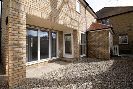 Canterbury Close, Cambridge - Photo 2