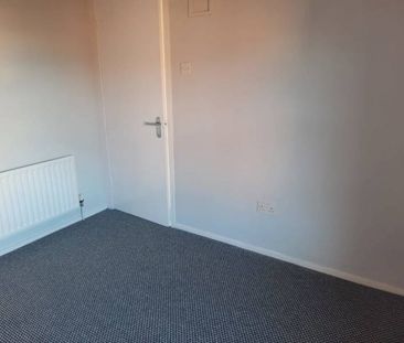 Partly Furnished 2 Bedroom Terrace - Photo 4