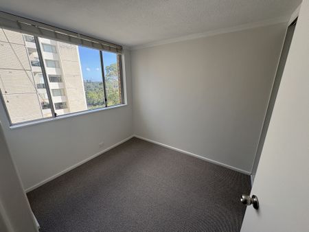 Bright & Spacious 3-Bedroom Apartment Near Train Station - Photo 4