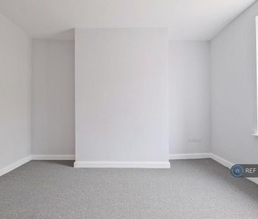 3 bedroom end of terrace house to rent - Photo 4