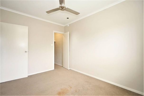 Air conditioned Townhouse - Modern Kitchen - Carport with Storage Locker - Pool - Photo 1