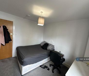 1 bedroom in a flat share to rent - Photo 5