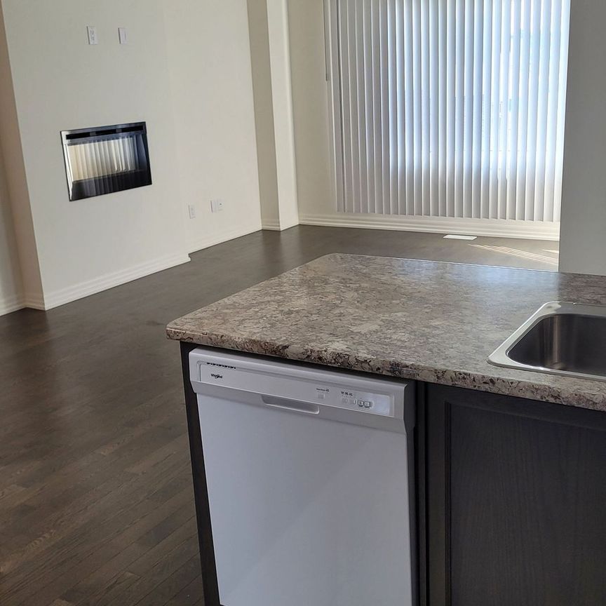 For Lease - 192 Tango Crescent, Newmarket, Ontario - Photo 1