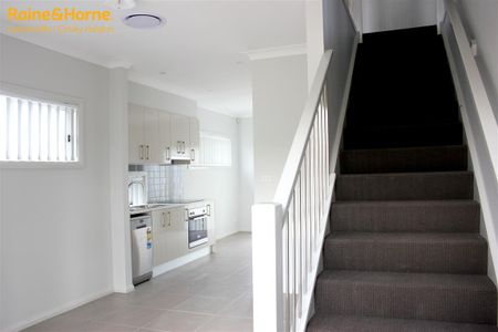 MODERN 4 BEDROOM TOWNHOUSE!! - Photo 2