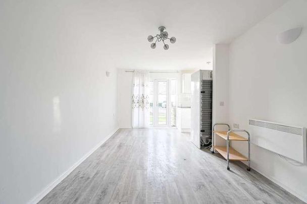 Outlook House, En, Enfield, EN3 - Photo 1