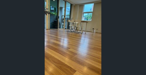 Fully Furnished-Stylish High-Level Apartment with Furnishings | Prime Wolli Creek Location | Resort-Style Facilities | Walk to Train & Shops - Photo 1