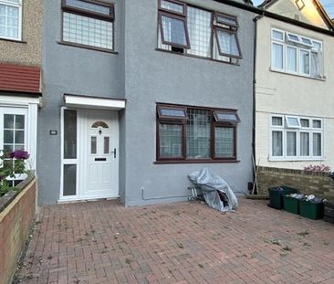 Room in a Shared House, Abbotts Road, CR4 - Photo 3