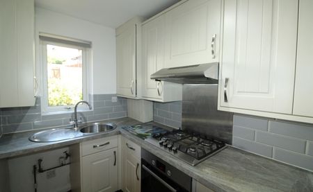 Walesby Court, LS16 - Photo 5