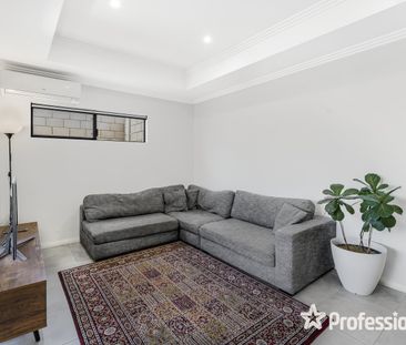 Spacious 3 Bedroom, 2 Bathroom Front Villa | Initial 6-Month Lease - Photo 2