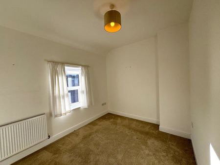 3 bedroom mid terrace to let - Photo 5
