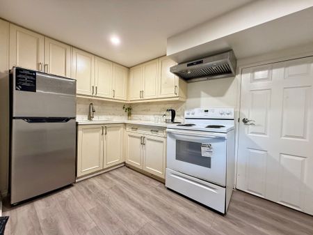 For Lease - 402 Fernleigh Circle, Richmond Hill, Ontario - Photo 2