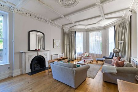 An Exceptional Furnished Residence in the Heart of Clifton. - Photo 2