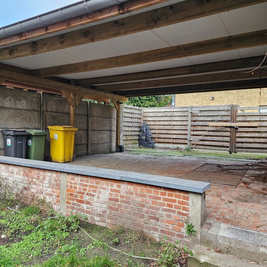 Ruime gezinswoning met tuin en carport in centrum - Photo 1