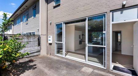 Family home in central, popular Flat Bush. - Photo 5