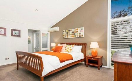 Immaculate 4 Bedroom house + An Individual entertaining building in North Epping For lease - Photo 4