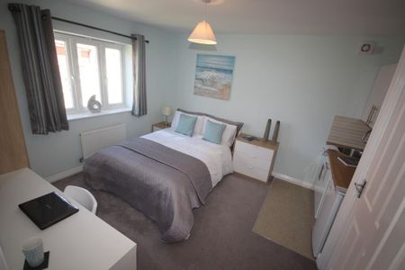 1 bedroom in a house share to rent - Photo 2