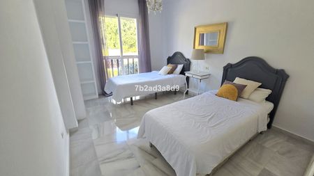 Middle Floor Apartment in Nueva Andalucía - Photo 3