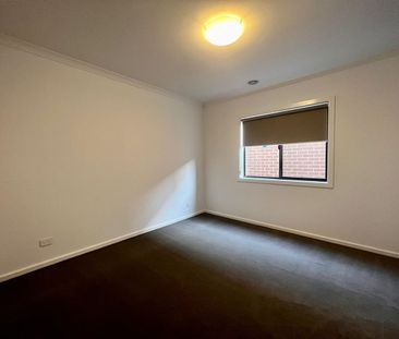 Modern 4 Bedroom House for Rent - Photo 2