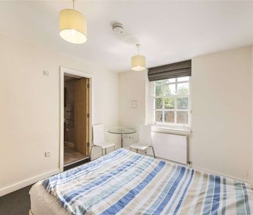 A smart studio room on the third floor of a conversion in the heart... - Photo 4