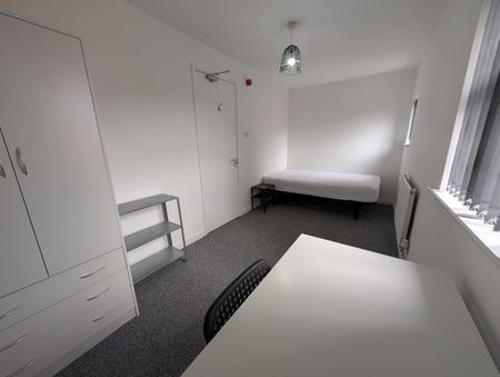 6 Bed Terraced House, Denison Court, NG7 - Photo 4