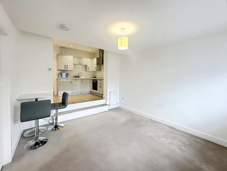 One-Bedroom Apartment - Photo 2