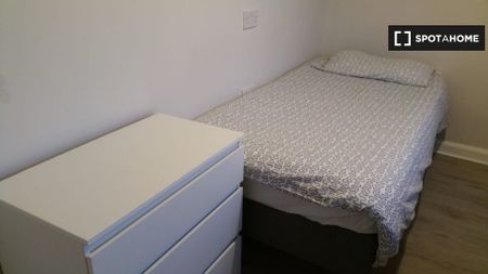 Rooms for rent in 8-bedroom house in Drumcondra, Dublin - Photo 4