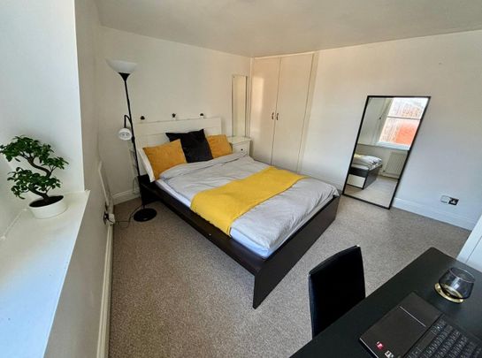 3 Bed Flat, Exide House, WC2H - Photo 1