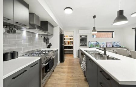 Beautifully Presented Family Home - Photo 4