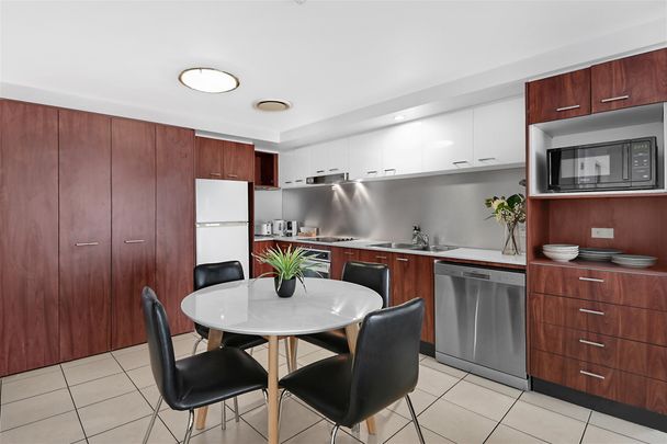 3-5 Months Only, Fully Furnished, sleeps up to 5 people, Bills Extra - Photo 1