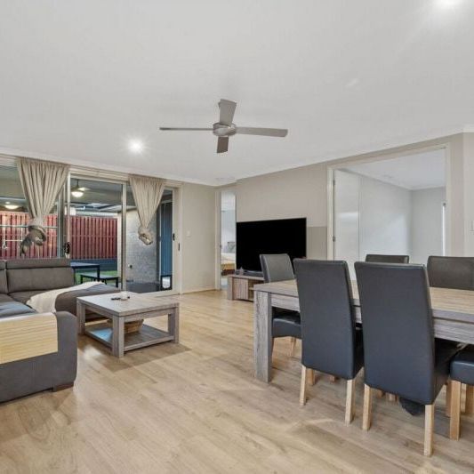 Luxury Family Living with heart! - Photo 1