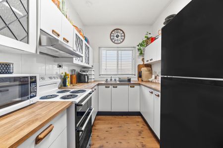 Coastal Cottage Charm Backing Onto Budgewoi Reserve! - Photo 5