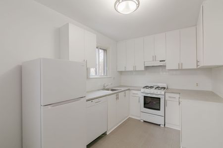 4585 Av. Dupuis - Photo 3
