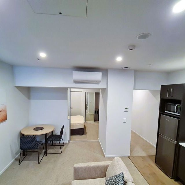 High-quality One Bed Apartment - Photo 1