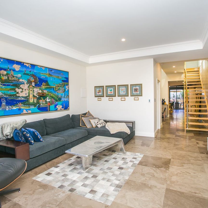 Chic and Stylish - Photo 1