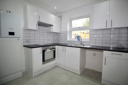 2 Bedroom Maisonette - Garden To Let - Photo 3