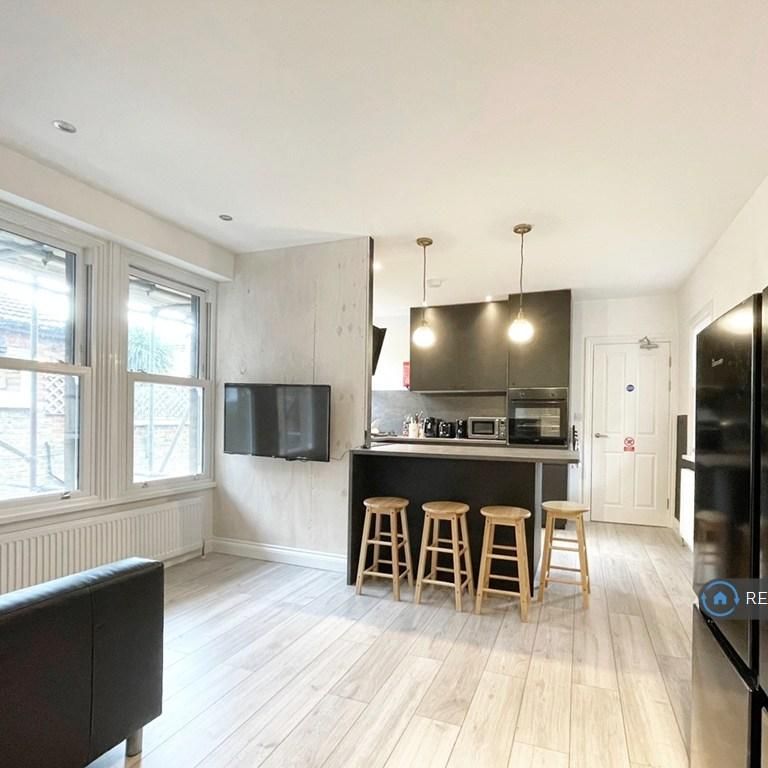 1 bedroom in a flat share to rent - Photo 1