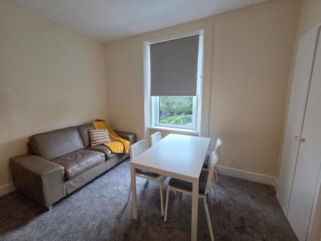 3 bedroom flat to rent - Photo 2