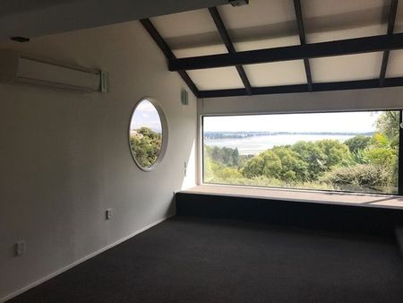 Refurbished Spacious 4-Bedroom Family Home with Valley Views - Photo 4