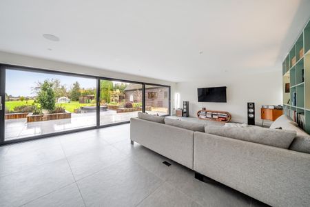 5 bedroom detached house to rent - Photo 2