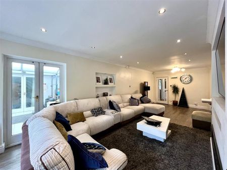 4 bedroom detached house to rent - Photo 4