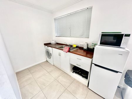 Charming 1-Bedroom, 1-Bathroom Unit in Thabeban - Photo 2