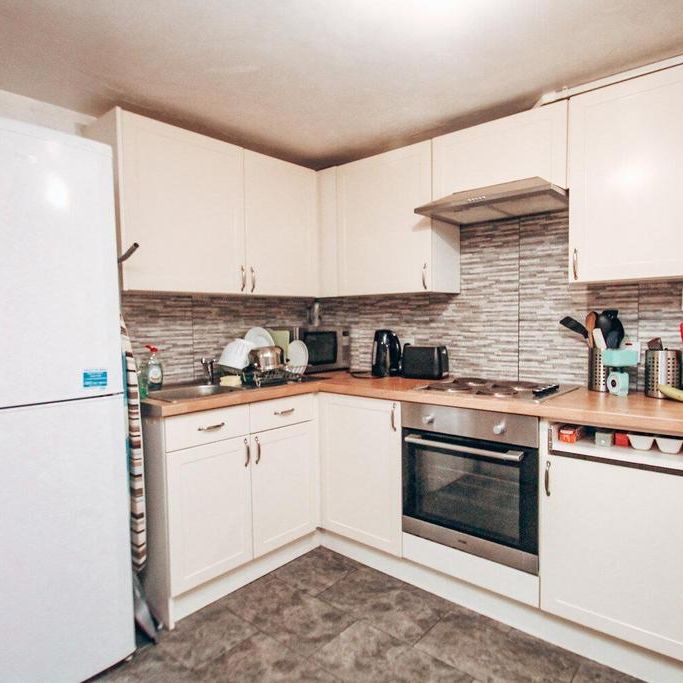 6 bedroom private hall to rent - Photo 1