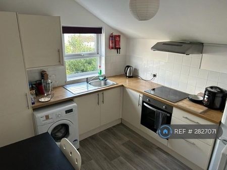 1 bedroom in a flat share to rent - Photo 4